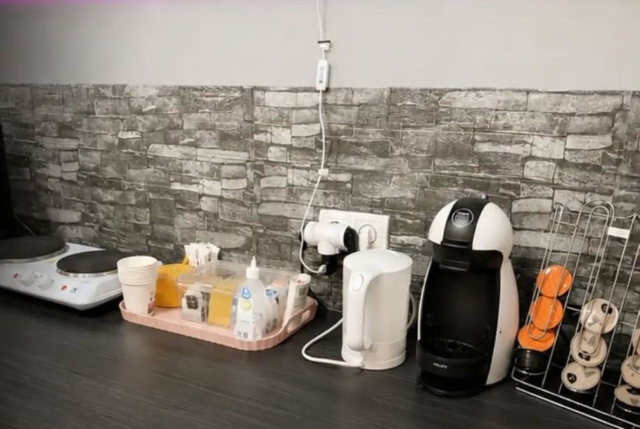 Cocina del salón con placas, hervidor y cafetera