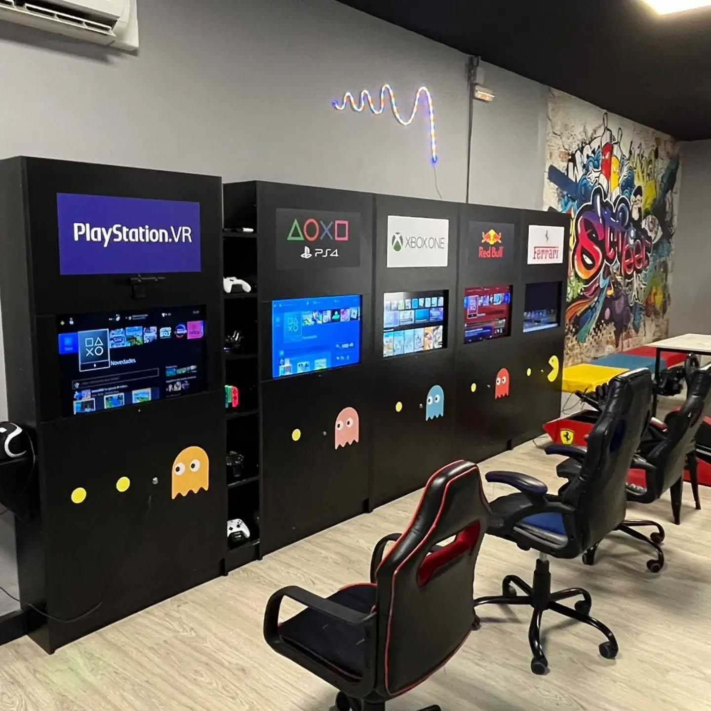 Zona de consolas con PlayStation VR, PS4, Xbox One y sillas gaming